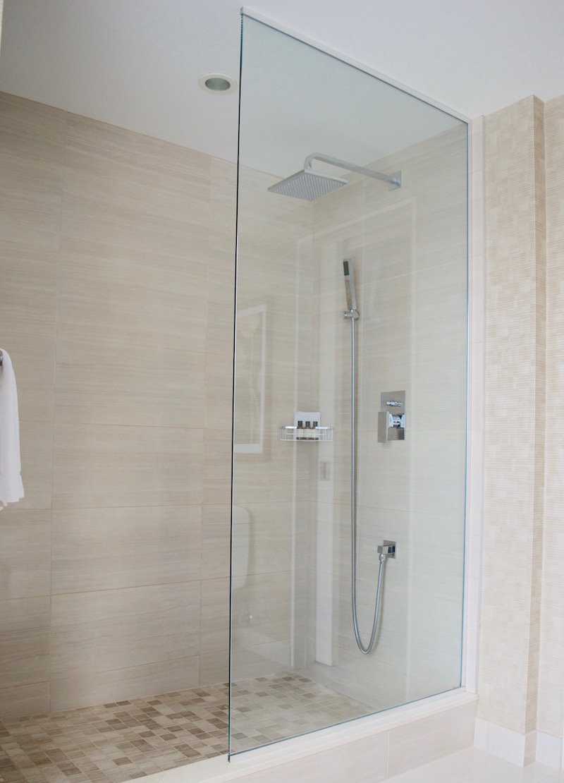 Fairmont Waterfront Hotel Signature Harbour View Corner Room Shower